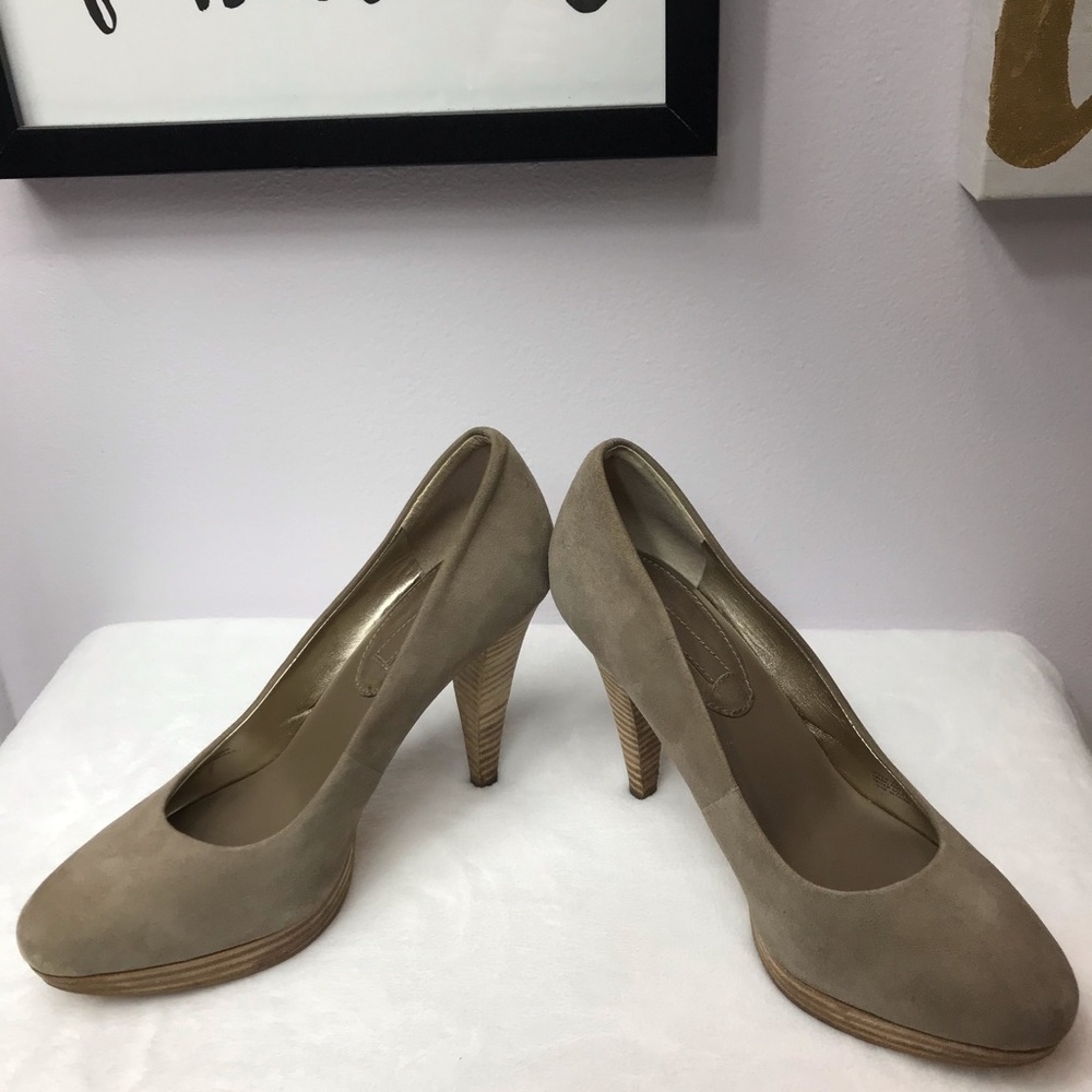 Banana Republic - Tan Suede Leather Pumps